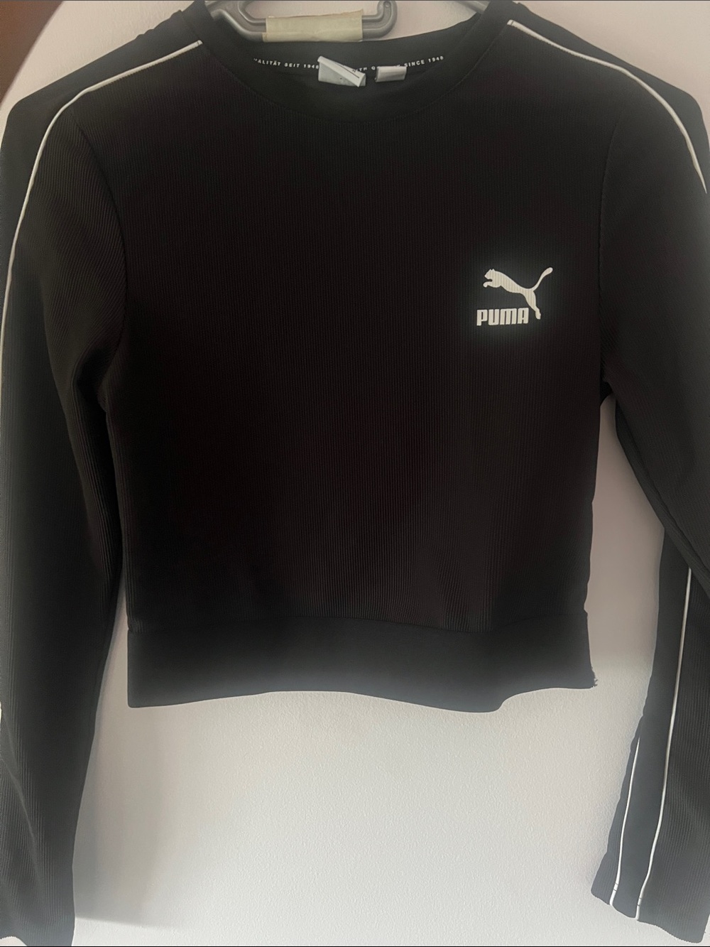Classic PUMA streetwear crop top
with White Logo